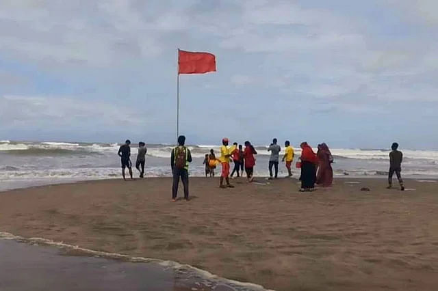 ঘূর্ণিঝড় রিমালের প্রভাবে কক্সবাজার সৈকতের সমুদ্র উত্তাল হয়ে পড়েছে। রোববার সকালের ছবি