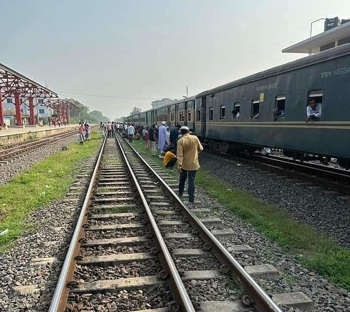 গাজীপুর নগরের ধীরাশ্রম রেলস্টেশনের আউটার সিগন্যালে ঢাকাগামী তুরাগ কমিউটার ট্রেনের একটি বগি আজ বৃহস্পতিবার সকালে লাইনচ্যুত হয়। আধঘণ্টা পর ট্রেনটি ঢাকা উদ্দেশে ছেড়ে যায়