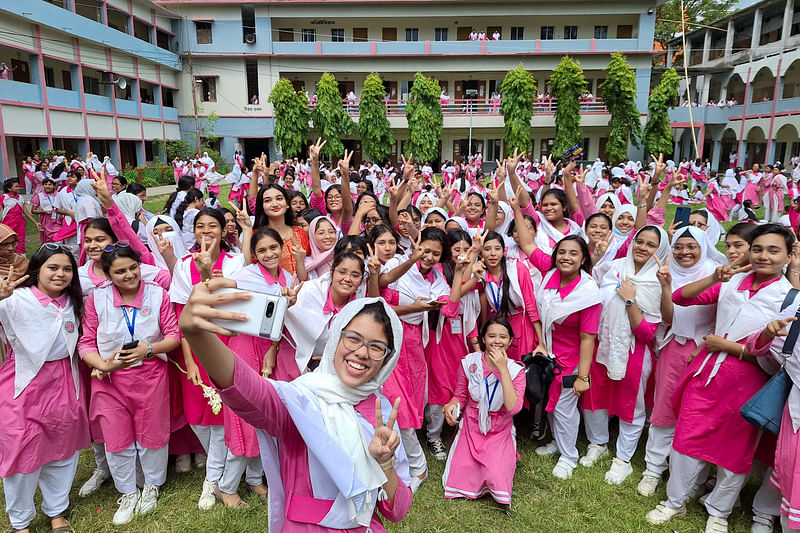 এসএসসি পরীক্ষায় কাঙ্ক্ষিত ফলাফলে আনন্দিত শিক্ষার্থীরা। মুঠোফোনে ছবি তুলে দিনটির স্মৃতি ধরে রাখছে শিক্ষার্থীরা। বরিশাল নগরের সরকারি বালিকা উচ্চ বিদ্যালয় রোববার দুপুরে