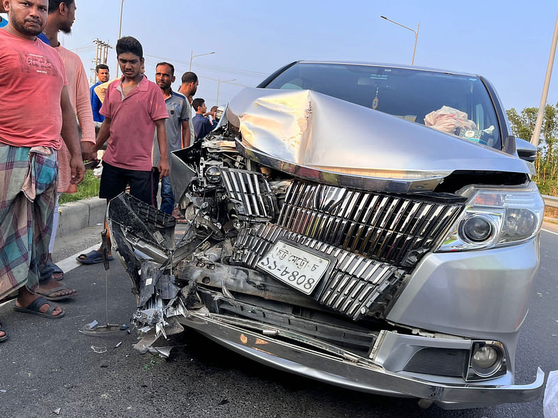 দুর্ঘটনায় ক্ষতিগ্রস্ত প্রাইভেট কার। আজ শুক্রবার বিকেলে