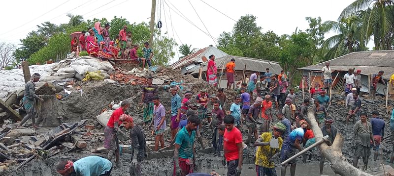 দাকোপে স্বেচ্ছাশ্রমে বাঁধ সংস্কারের কাজ করছেন গ্রামবাসী। মঙ্গলবার দুপুরে উপজেলার বটবনিয়া বাজার এলাকায়