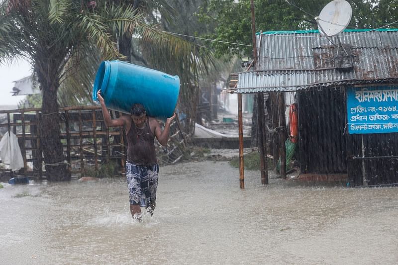 ঘূর্ণিঝড় রিমালের প্রভাবে চট্টগ্রাম নগরের উপকূলীয় এলাকা পতেঙ্গার আকমল আলী সড়কের জেলেপাড়ায় জোয়ারের পানি ঢুকে পড়ে। আজ বেলা তিনটায়