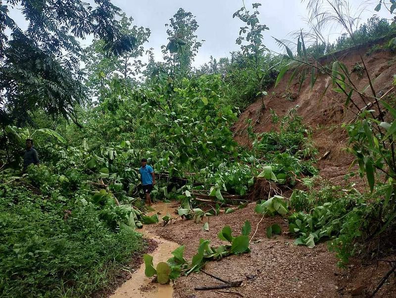 বাঘাইছড়ি উপজেলার মারিশ্যা-দীঘিনালা সড়কের ৪ কিলো এলাকায় পাহাড়ধসে মাটি পড়ে যানচলাচল বন্ধ হয়ে যায়। আজ সকালে ৪ কিলো এলাকায়