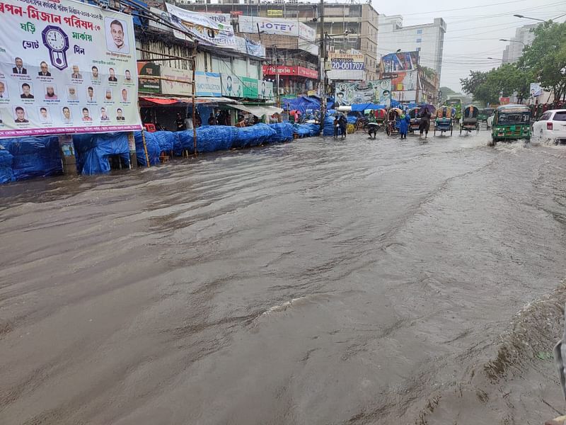 রাজধানীর নিউমার্কেট এলাকায় রাস্তায় এমন পানি জমেছে। ছবিটি বেলা সাড়ে ১১টার পরে তোলা