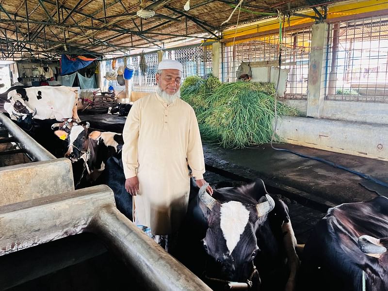 চট্টগ্রামের কর্ণফুলী উপজেলার শিকলবাহায় গরুর খামার করে কোটিপতি হয়েছেন মোহাম্মদ হোসেন। সম্প্রতি তোলা