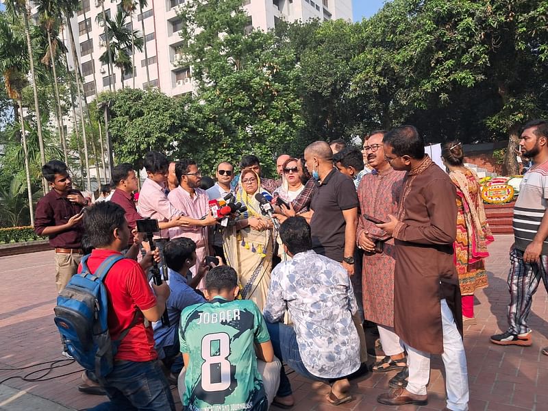 সাংবাদিকদের সঙ্গে কথা বলেন কাজী নজরুল ইসলামের নাতনি খিলখিল কাজী ও মিষ্টি কাজী