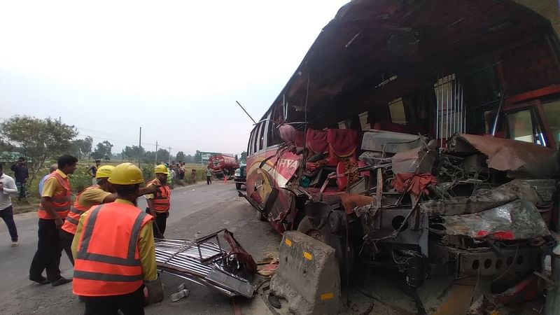 দুর্ঘটনায় বাস ও লরিটির সামনের অংশ দুমড়েমুচড়ে গেছে। আজ সোমবার বেলা ১১টার দিকে সিরাজগঞ্জে বঙ্গবন্ধু সেতুর পশ্চিম সংযোগ মহাসড়কের ঝাঐল উড়ালসড়কের পূর্ব পাশে