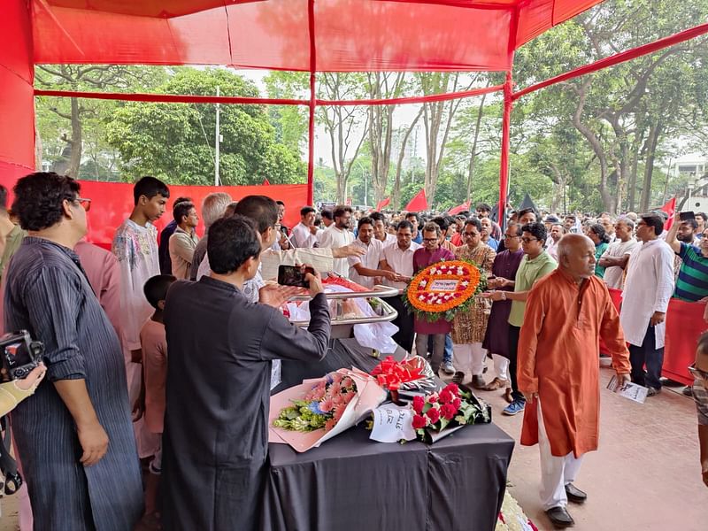 ঢাকার কেন্দ্রীয় শহীদ মিনারে সিপিবির উপদেষ্টা হায়দার আকবর খান রনোর প্রতি শ্রদ্ধা