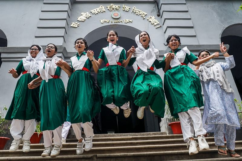 ভালো ফলাফলে ছাত্রীদের বাঁধভাঙা উচ্ছ্বাস। আজ বেলা সাড়ে ১২টায় চট্টগ্রামের ডা. খাস্তগীর বালিকা উচ্চ বিদ্যালয়ে