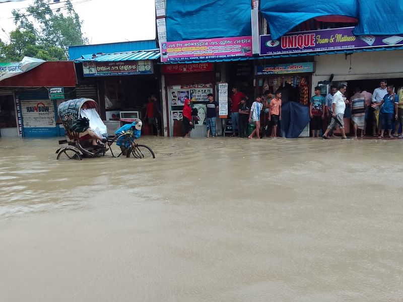 ঘূর্ণিঝড় রিমালের কারণে প্রবল বৃষ্টিতে চট্টগ্রাম নগরের আকবরশাহ সিডিএ এলাকায় জলাবদ্ধতা হয়। আজ সকাল নয়টায়