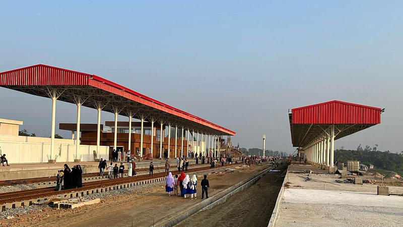 চকরিয়া রেলস্টেশন। উপজেলার সাহারবিল এলাকায়