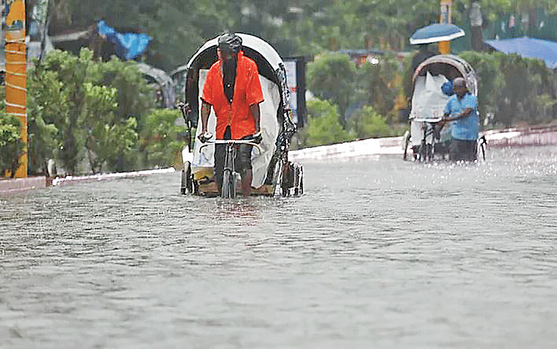 বর্ষা মৌসুমে চট্টগ্রাম নগরীর নিম্নাঞ্চলের রাস্তাঘাট ও বাড়িঘরে হাঁটুজলের দুর্ভোগ প্রায় নিয়মিত দৃশ্য