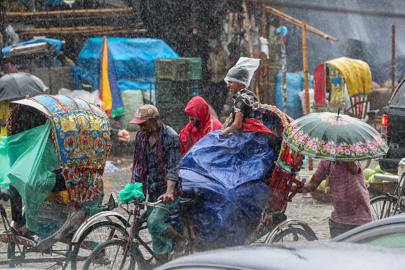 ঘূর্ণিঝড় রিমালের প্রভাবে ভারী বৃষ্টিতে ভোগান্তিতে পড়েছে সাধারণ মানুষ। কারওয়ান বাজার এলাকা, ঢাকা