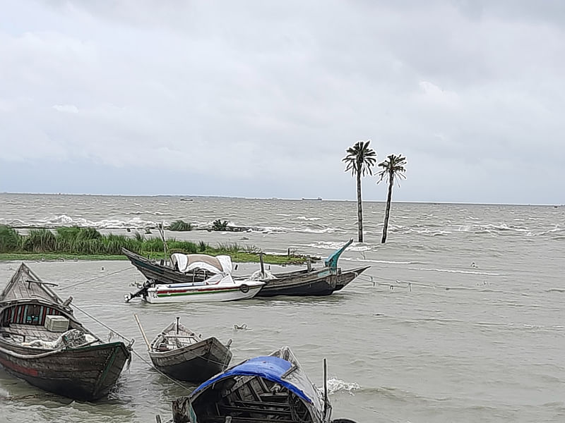 আজ সকাল আটটা পর্যন্ত ভোলার বিভিন্ন অঞ্চলে বৃষ্টি ও দমকা হাওয়ার খবর পাওয়া গেছে। ছবিটি গতকাল রোববার ইলিশা ফেরি ও লঞ্চঘাট এলাকা থেকে তোলা