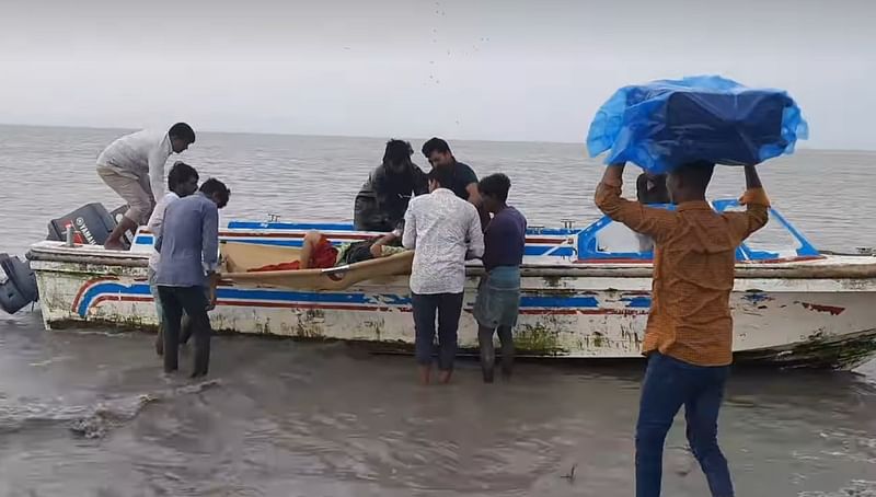 সংকটাপন্ন দুই রোগী ও একজন বিদেশগামী যাত্রী নিয়ে উত্তাল সাগর পাড়ি দিয়ে আজ সন্দ্বীপ থেকে চট্টগ্রাম আসে এই নৌযান