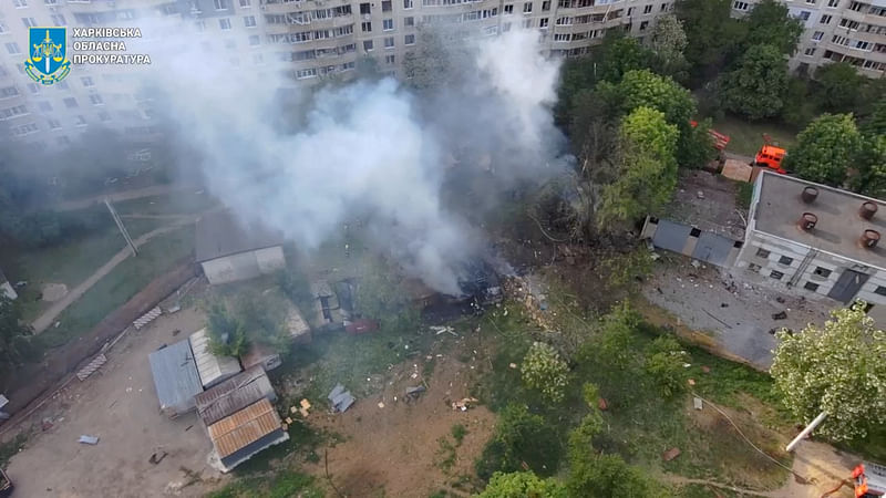 রুশ বাহিনীর হামলার পর ইউক্রেনের খারকিভ অঞ্চলের একটি স্থান থেকে ধোঁয়া উড়তে দেখা যায়