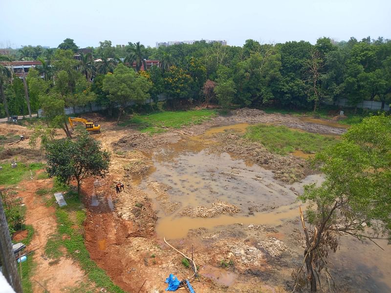 জাহাঙ্গীরনগর বিশ্ববিদ্যালয়ে জলাশয় ভরাট করে ভবন নির্মাণের কাজ শুরু হয়েছে। মঙ্গলবার দুপুরে তোলা