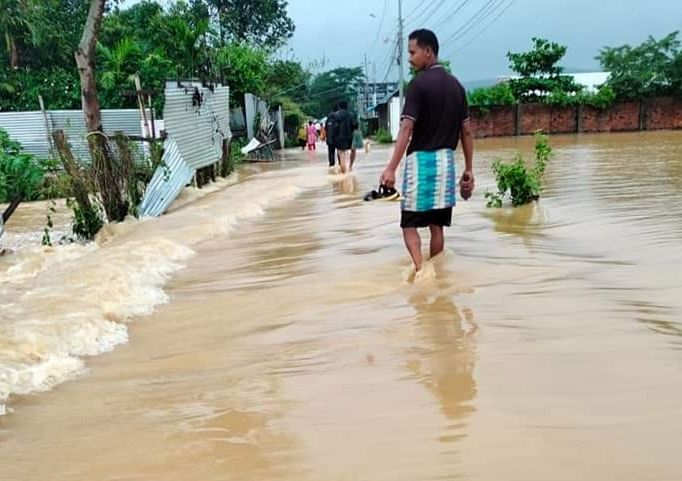 টানা দুই দিনের বৃষ্টিতে খাগড়াছড়িতে ডুবে গেছে বিভিন্ন সড়ক। ছবিটি আজ সকালে মহিলা কলেজ সড়ক থেকে তোলা