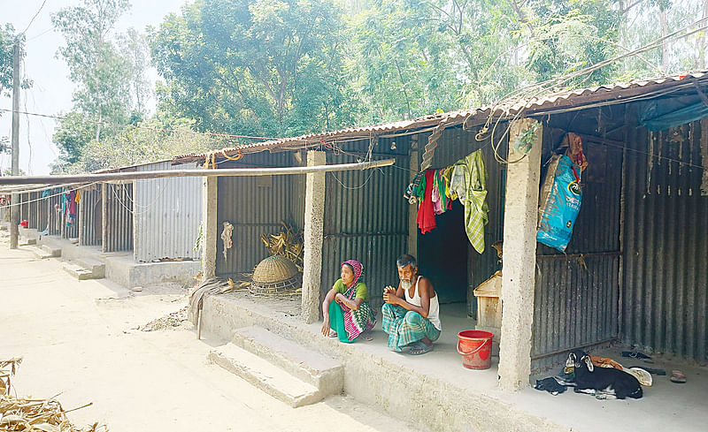 মানিকগঞ্জের ঘিওরের আশ্রয়ণ প্রকল্পের জরাজীর্ণ ঘরে কষ্ট করে বসবাস করছেন বাসিন্দারা। সম্প্রতি উপজেলার নিন্দাপাড়া এলাকায়