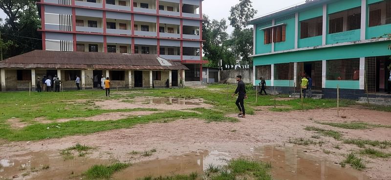 উপজেলা পরিষদের নির্বাচনে ফেনীর ফুলগাজী উপজেলার  বন্ধুয়া দৌলতপুর স্কুল ভোটকেন্দ্রে সকাল সাড়ে আটটায়ও তেমন ভোটারের উপস্থিতি ছিল না।