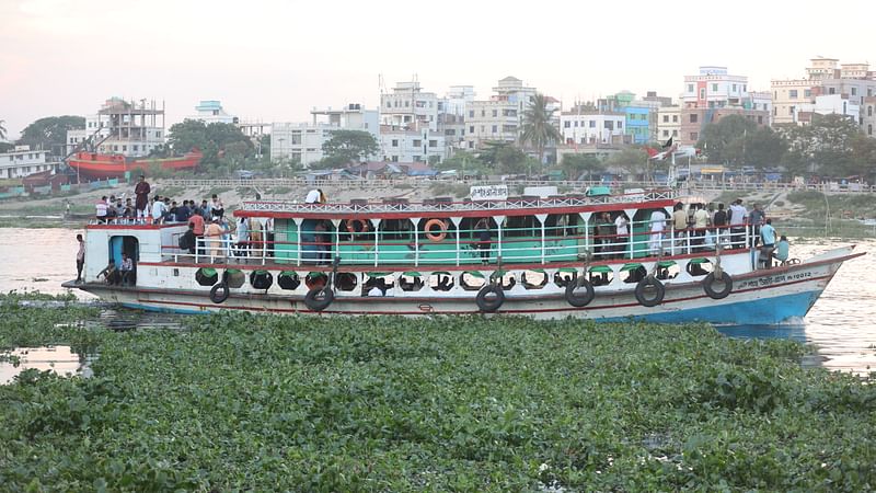 নারায়ণগঞ্জ থেকে বিভিন্ন রুটে চলাচল করছে ঝুঁকিপূর্ণ সানকিন ডেক লঞ্চ। গত শনিবার বিকেলে নারায়ণগঞ্জ কেন্দ্রীয় লঞ্চ টার্মিনাল ঘাট এলাকায়