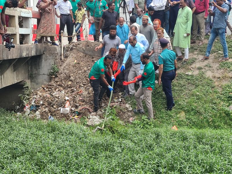 শ্যামাসুন্দরী খাল পরিষ্কার কার্যক্রম শুরু হয়েছে। আজ শনিবার সকালে রংপুর নগরের চেকপোস্ট এলাকায়