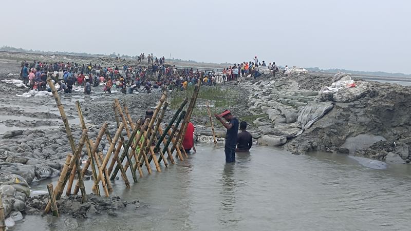 খুলনার কয়রা উপজেলার ভেঙে যাওয়া দশালিয়া এলাকার বাঁধটি দিনভর স্বেচ্ছাশ্রমের মাধ্যমে মেরামতের চেষ্টা করেন এলাকাবাসী। আজ বুধবার কয়রার দশালিয়া গ্রামের কপোতাক্ষ নদের পাড়ে