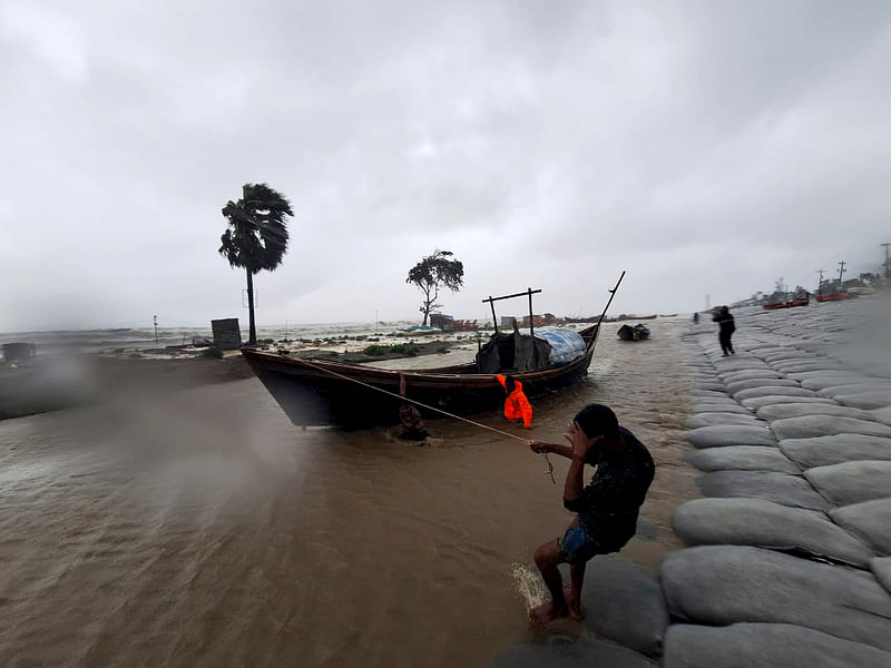 ঘূর্ণিঝড় রিমালের কারণে মাছ ধরার ট্রলার নিরাপদ স্থানে সরিয়ে নিচ্ছেন জেলেরা। কুয়াকাটা সমুদ্রসৈকত, পটুয়াখালী