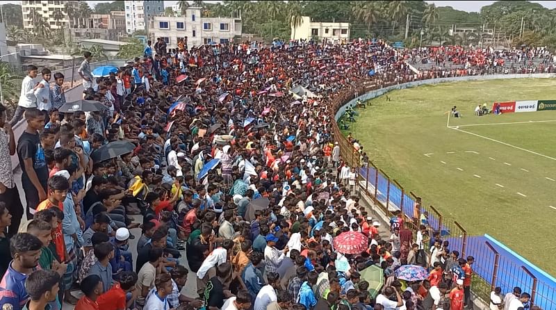 ময়মনসিংহের রফিকউদ্দিন ভূঁইয়া স্টেডিয়ামে দর্শকদের ভিড়