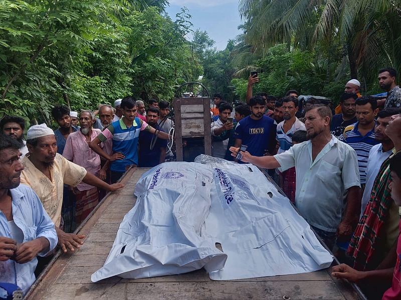 পিকআপ ভ্যানের ধাক্কায় নিহত দুজনের লাশ নিয়ে যাচ্ছে পুলিশ। আজ সোমবার সকালে পিরোজপুরের ভান্ডারিয়া উপজেলার দক্ষিণ ইকড়ি গ্রামের হাওলাদারবাড়ি এলাকায়