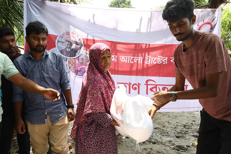 প্রথম আলো ট্রাস্টের উদ্যোগে বন্যার্ত মানুষের মধ্যে ত্রাণ বিতরণ করা হচ্ছে। গতকাল মঙ্গলবার দুপুরে সিলেটের কোম্পানীগঞ্জ উপজেলার শিমুলতলা গুচ্ছগ্রামে