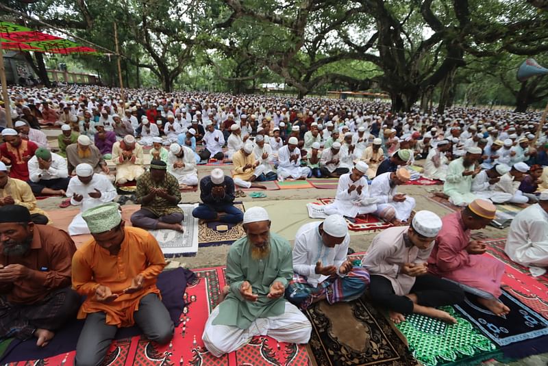 ঈদের নামাজ শেষে দেশের মানুষের শান্তি-সমৃদ্ধি কামনায় দোয়া করেন মুসল্লিরা। রংপুরের গঙ্গাচড়া উপজেলার হাবু ঈদগাহ মাঠে