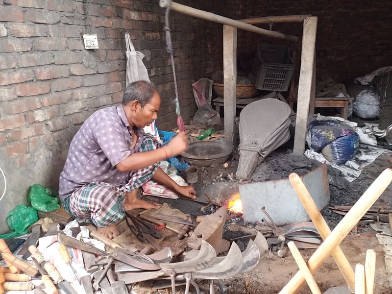 শরীয়তপুরের জাজিরার কাজিরহাটে দা-চাপাতি তৈরি করছেন নির্মল মণ্ডল