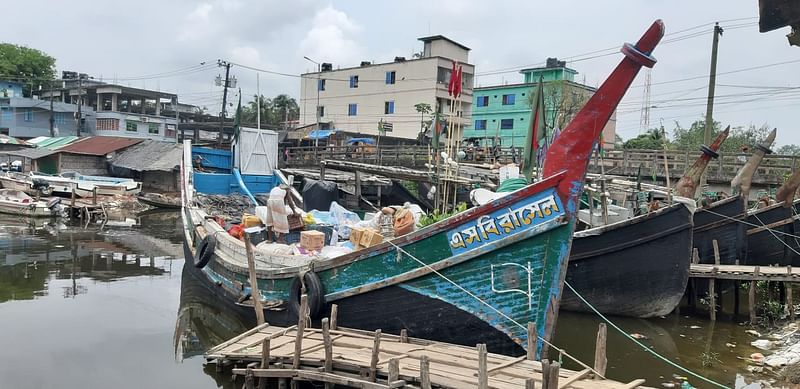 টেকনাফ পৌরসভার কায়ুকখালী ঘাটে অলস নোঙর করে আছে নৌযান। আজ সকালে তোলা