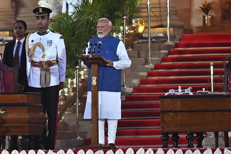 টানা তৃতীয় মেয়াদে ভারতের প্রধানমন্ত্রী হিসেবে শপথ নিচ্ছেন নরেন্দ্র মোদি। রাষ্ট্রপতি ভবনে তাঁকে শপথ পড়ান রাষ্ট্রপতি দ্রৌপদী মুর্মু। গতকাল সন্ধ্যায় নয়াদিল্লিতে