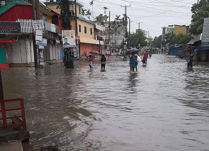 ভারী বৃষ্টিতে প্লাবিত হয়েছে সড়ক। আজ সোমবার সকালে সুনামগঞ্জ শহরের উকিলপাড়ায়