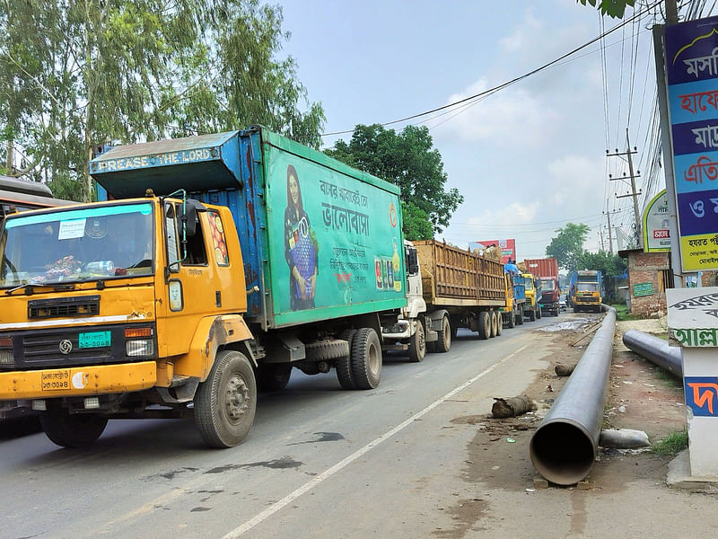 ঢাকা-চট্টগ্রাম মহাসড়কের চট্টগ্রামমুখী দুই লেনের অর্ধেক দখল করে কাভার্ডভ্যানসহ পণ্যবাহী গাড়ি রাখায় সৃষ্টি হয়েছে যানজট।  আজ সকাল ১০ টায় চট্টগ্রামের সীতাকুণ্ডের সোনাইছড়ি ইউনিয়নের ফকিরহাট এলাকায়