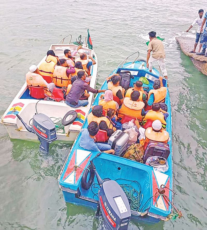 এখনো টেকনাফ-সেন্ট মাটিন নৌরুটটি স্বাভাবিক হয়নি। জীবনের ঝুঁকি নিয়ে বিকল্প নৌপথে সেন্ট মাটিন আসা-যাওয়া করতে হচ্ছে নৌযানগুলোকে। গতকাল সেন্ট মাটিন থেকে রোগীসহ ১৫ যাত্রী নিয়ে দুটি স্পিডবোট টেকনাফের শাহপরীর দ্বীপ জেটিঘাটে পৌঁছায়