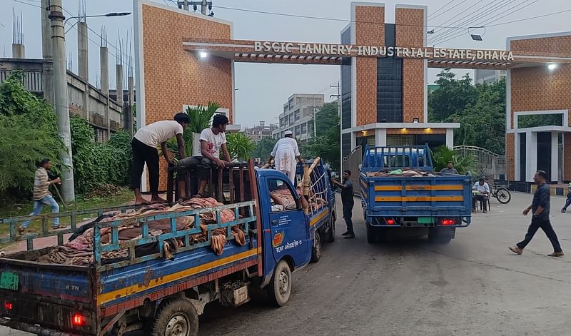 ঢাকার সাভারের হেমায়েতপুরে বিসিক চামড়াশিল্প নগরে কোরবানির পশুর চামড়া ঢুকতে শুরু করেছে। সোমবার সন্ধ্যায়