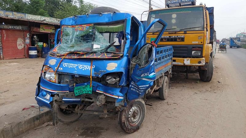 গাজীপুরের শ্রীপুরে ঢাকা-ময়মনসিংহ মহাসড়কের জৈনাবাজার এলাকায় সড়ক দুর্ঘটনায় দুমড়েমুচড়ে যাওয়া পিকআপ