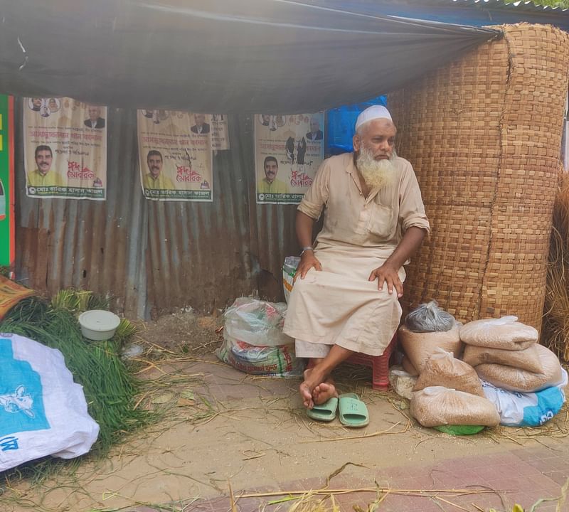 ময়মনসিংহের গফরগাঁও থেকে রাজধানীতে এসে কাঁচা ধান, ভুসি, চাটাই বিক্রি করছেন মো. সুরজত আলী