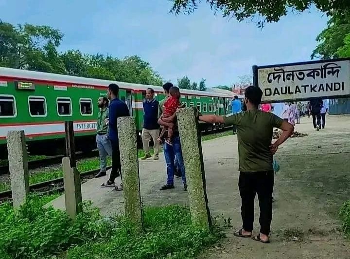 নরসিংদীর রায়পুরার দৌলতকান্দি রেলওয়ে স্টেশনে কক্সবাজার এক্সপ্রেস ট্রেনের ইঞ্জিন বিকল হয়ে আটকে ছিল