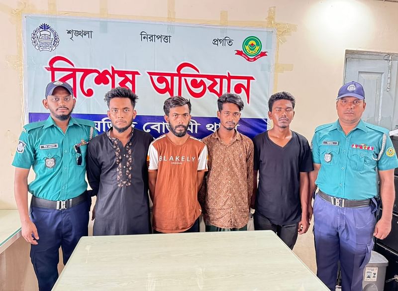 ৮ জুন তিন সহযোগীসহ আসিফকে (কালো পাঞ্জাবি গায়ে) ছিনতাইয়ের মামলায় গ্রেপ্তার করে পুলিশ