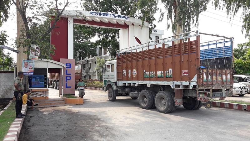 পঞ্চগড়ের তেঁতুলিয়া উপজেলার বাংলাবান্ধা স্থলবন্দর