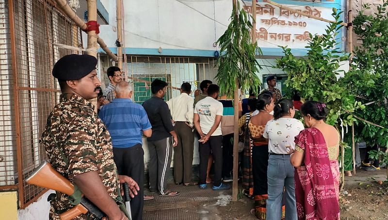 পশ্চিমবঙ্গের অশ্বিনীনগরে অশ্বিনী বিদ্যাপিঠ কেন্দ্রে ভোটারদের লাইন, ১ জুন