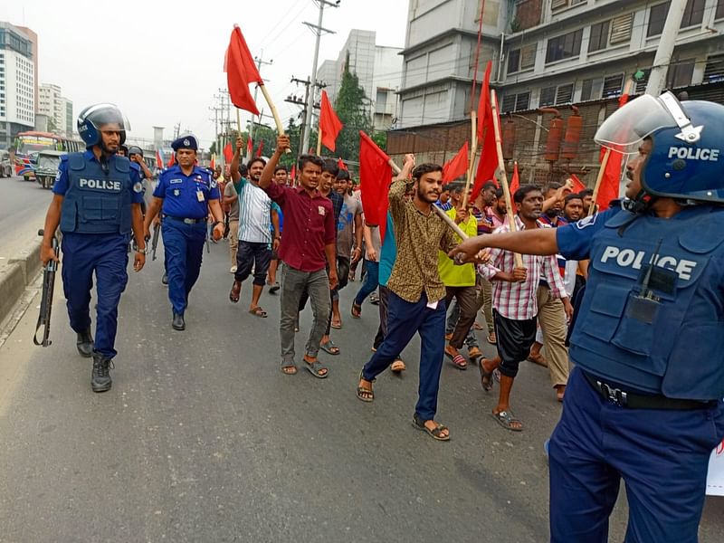 গাজিপুরে বিক্ষুব্ধ শ্রমিকেরা ঢাকা–ময়মনসিংহ অবরোধের চেষ্টা করলে পুলিশ তাঁদের সরিয়ে দেয়। আজ বেলা ১১টার দিকে বড়বাড়ী এলাকায়