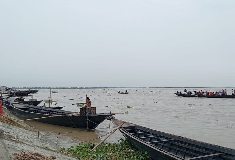 ব্রহ্মপুত্র নদের পানি বেড়েছে। আজ শনিবার সকালে ফুলছড়ি উপজেলার কঞ্চিপাড়া ইউনিয়নের পূর্ব কঞ্চিপাড়া এলাকায় ব্রহ্মপুত্র নদের তীরে