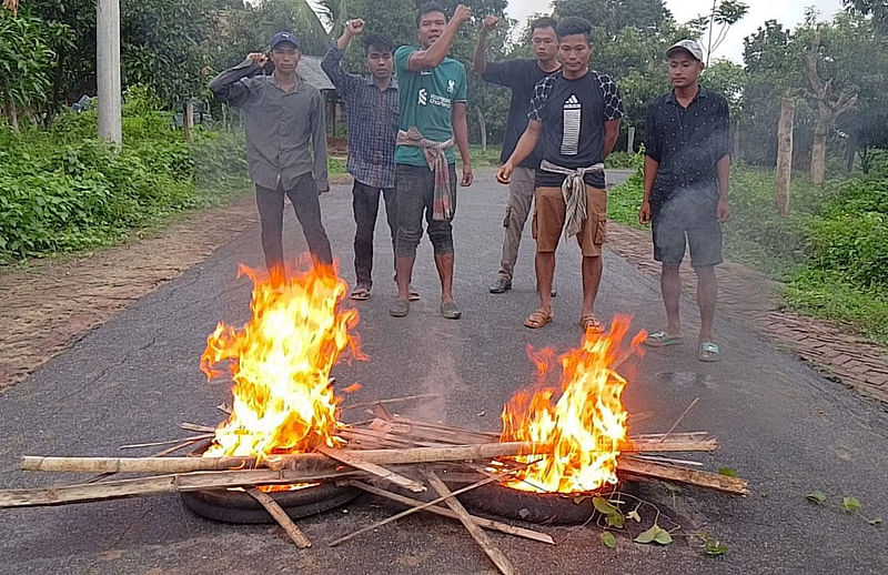 বাঘাইহাট-সাজেক সড়কের দোপাতা এলাকায় আগুন জ্বালিয়ে অবরোধ পালন করা হচ্ছেে। আজ শনিবার সকালে