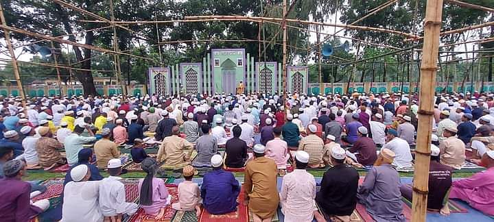 পঞ্চগড় পৌরসভার রামেরডাঙ্গা এলাকায় কেন্দ্রীয় ঈদগাহে বাঁশের খুঁটি ও বাঁশ টানানো হলেও বৃষ্টির সম্ভাবনা থাকায় টানানো হয়নি শামিয়ানা। আজ সকাল ৮টায় সেখানে ঈদুল আজহার নামাজ আদায় করেন মুসল্লিরা