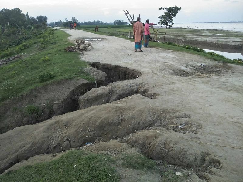 গাইবান্ধায় ব্রহ্মপুত্র বন্যা নিয়ন্ত্রণ বাঁধের বিভিন্ন জায়গায় মাটি সরে ফাটল দেখা দিয়েছে। বুধবার দুপুরে সুন্দরগঞ্জ উপজেলার হরিপুর ইউনিয়নের গোয়ালপাড়া এলাকায়